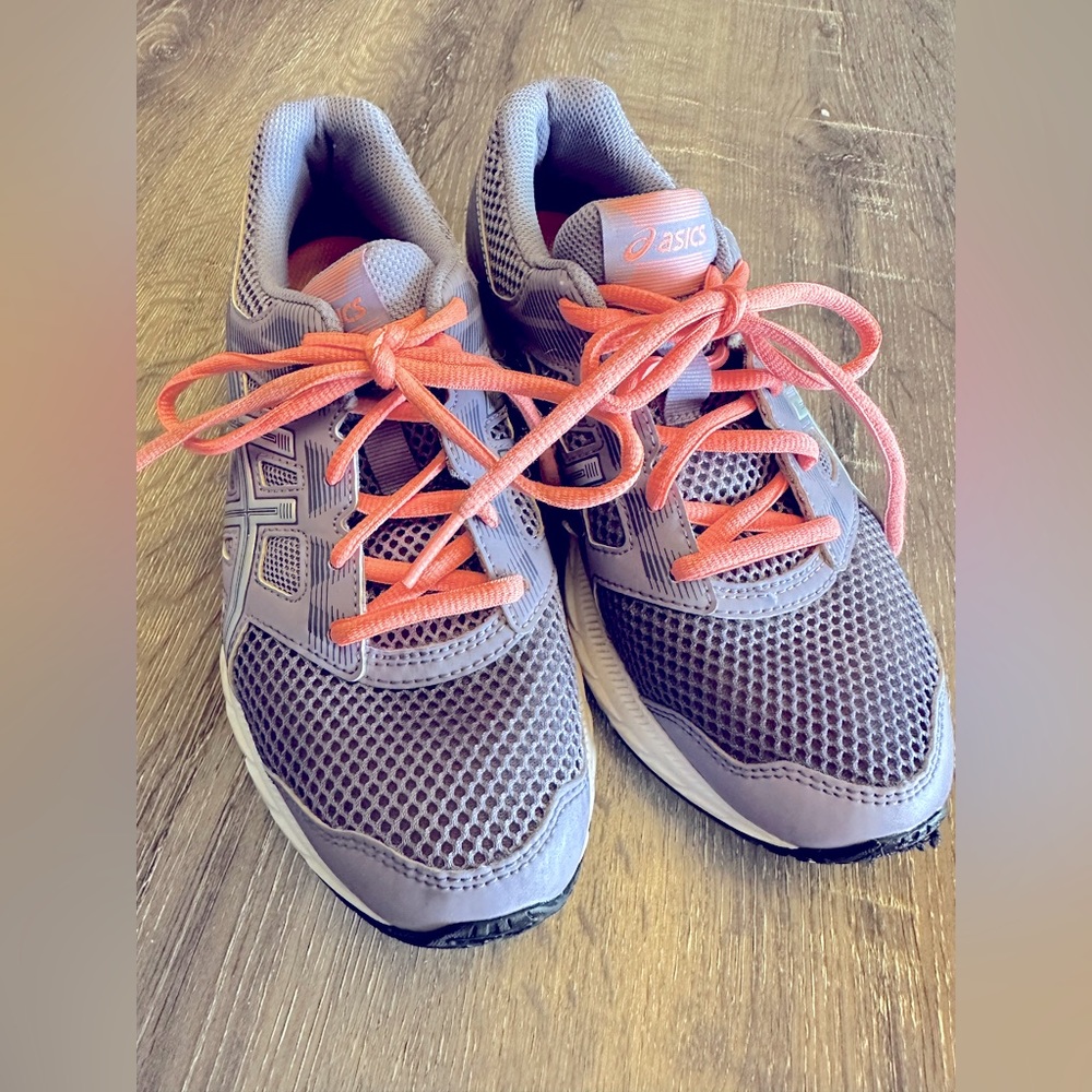 Asics Gel Contend 5 Sample in girls size 4